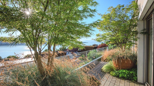 Mediterran anmutende Tongefässe, mehrstämmige Gehölze und eine locker komponierte Bepflanzung aus Stauden und Gräsern prägen die gartenähnliche Terrasse. BILDER LSLA GMBH