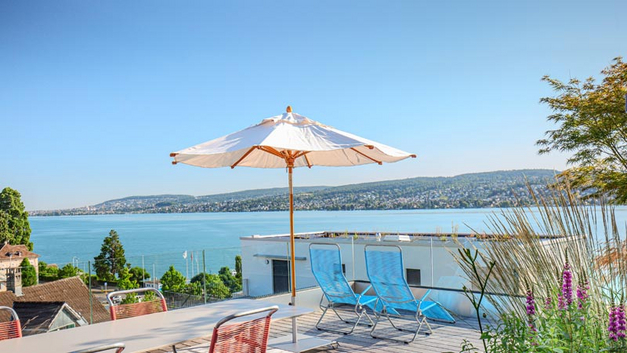 Die üppig bepflanzte Terrasse begeistert mit einem unvergleichlichen Panoramablick.